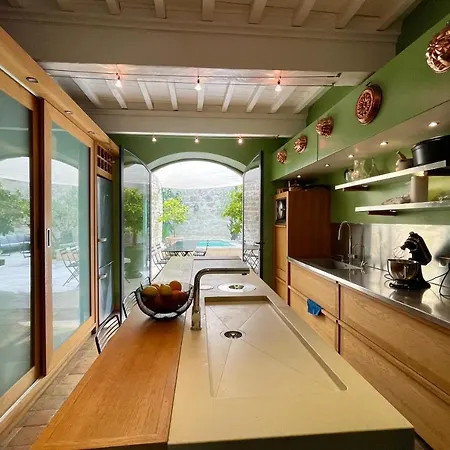 Les Terrasses Bed & Breakfast Uzes